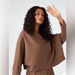 Vetta brown ribbed knit v neck top size Medium